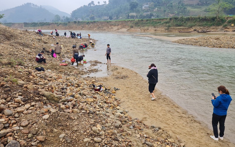 Nghe theo tin đồn, hàng trăm người dân Yên Bái đổ xô đi đào đá quý rồi "vỡ mộng"