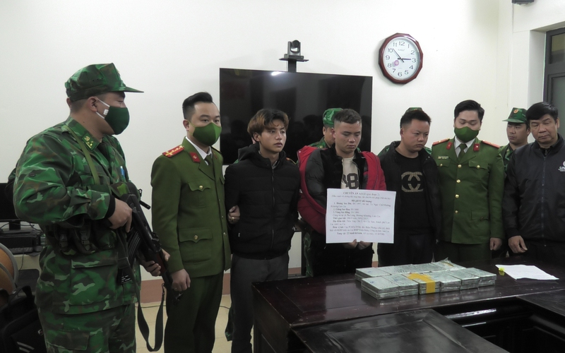 Lào Cai: Bắt 3 đối tượng vận chuyển 22 bánh heroin