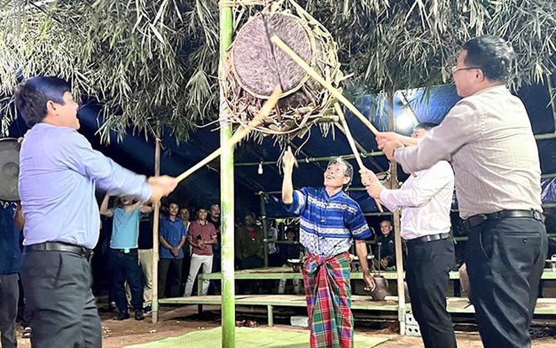 Lễ hội đặc biệt của người Ma Coong ở Quảng Bình, hồi hộp nhất khi cả làng xúm vào đập thủng mặt trống
