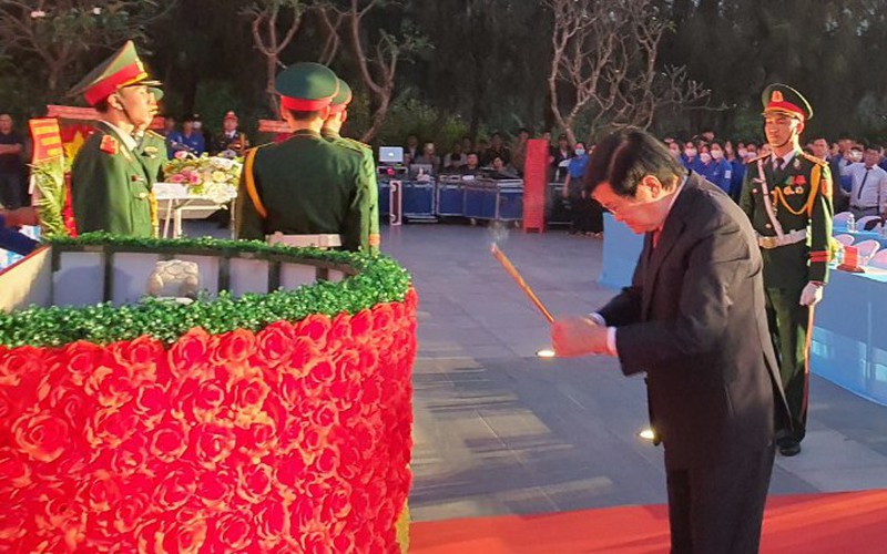 Nguyên Chủ tịch nước Trương Tấn Sang dâng hương tại khu tưởng niệm Gạc Ma