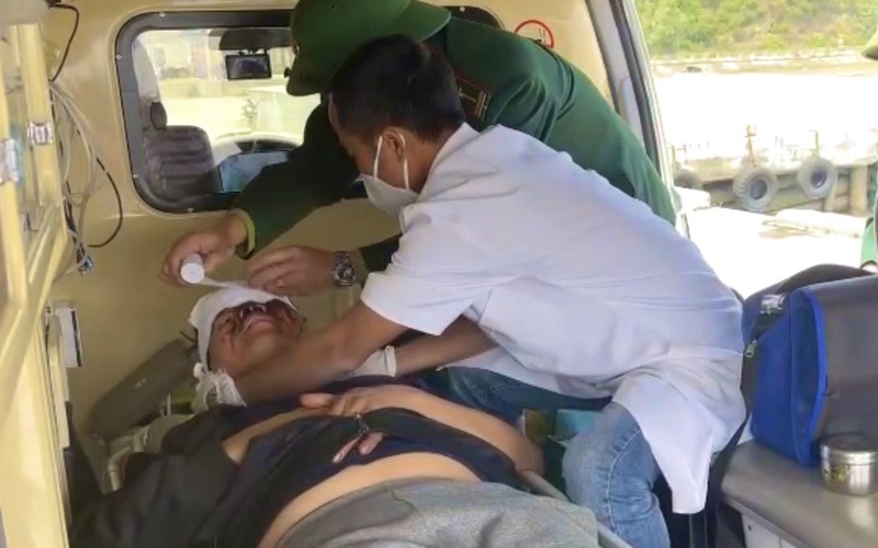 Video: Bộ đội Biên phòng Quảng Bình cấp cứu một ngư dân gặp nạn trên biển