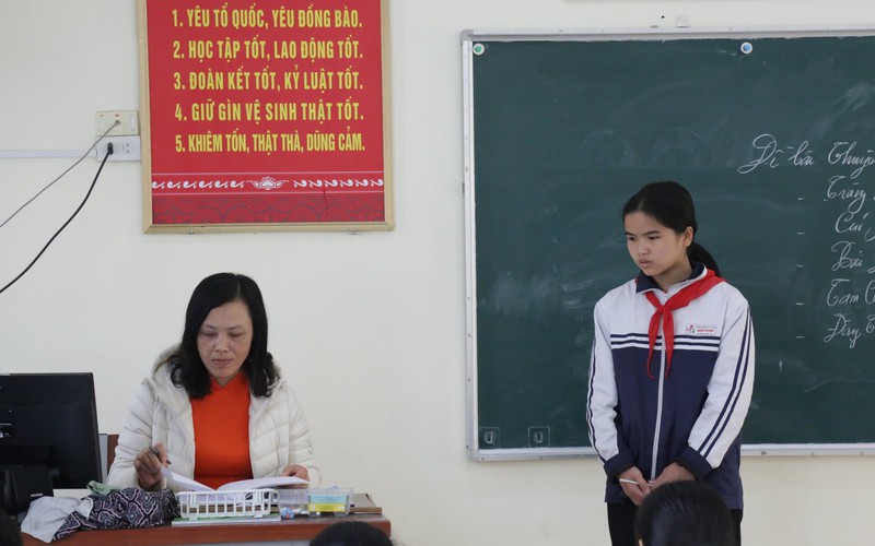 Thiếu tình thương của mẹ, cô bé lớp 8 phải đi làm thuê nuôi cha bệnh tật