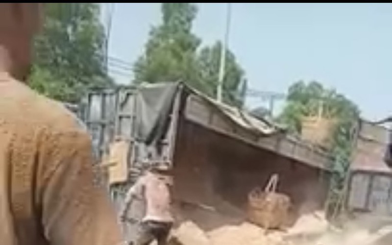 TP.HCM: Lật xe tải chở mùn cưa gỗ ở quốc lộ 22, hiện trường hỗn loạn