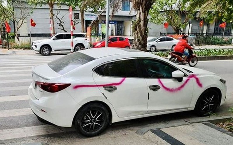 Hàng loạt ô tô ở Hà Nội bị xịt sơn loang lổ khi đỗ dưới lòng đường