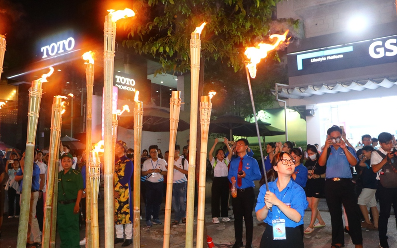 300 ngọn đuốc được thắp lên tại buổi khai mạc Lễ hội Thanh niên
