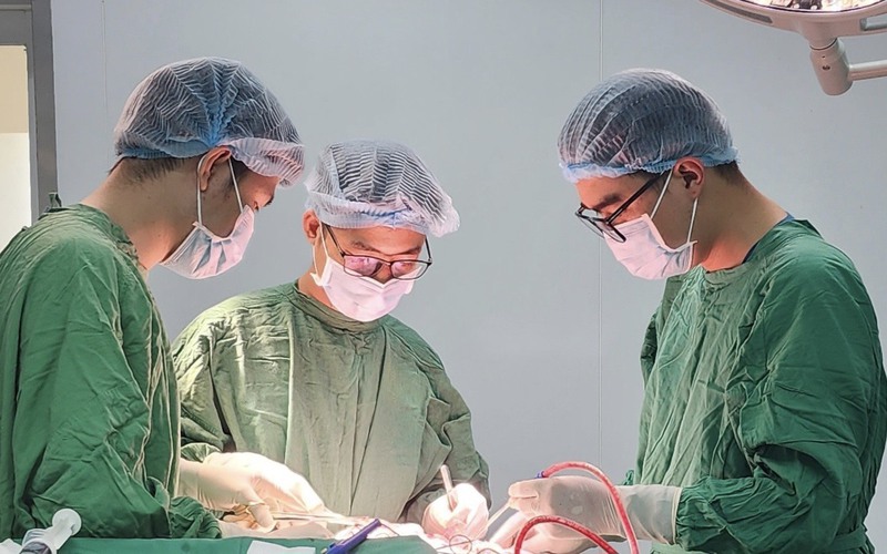 Phẫu thuật cấp cứu thành công bé trai 10 tháng tuổi bị ngã bể lún sọ