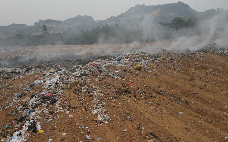 Kinh hoàng núi rác "đổ tạm" trên đỉnh núi ở Vĩnh Phúc