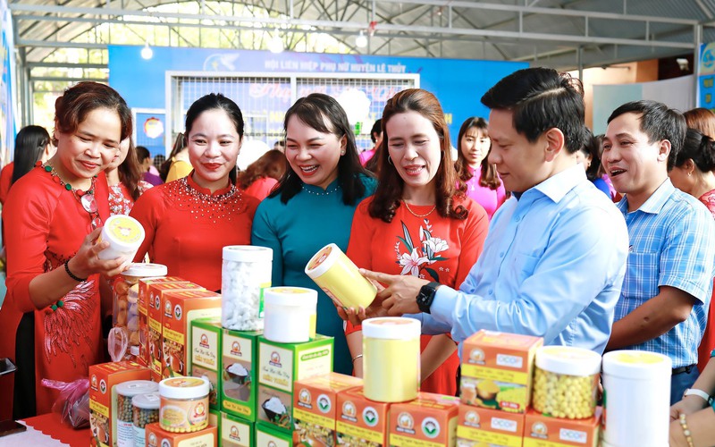 Quảng Bình: 200 phụ nữ huyện Lệ Thuỷ dự phiên chợ nông sản 8/3