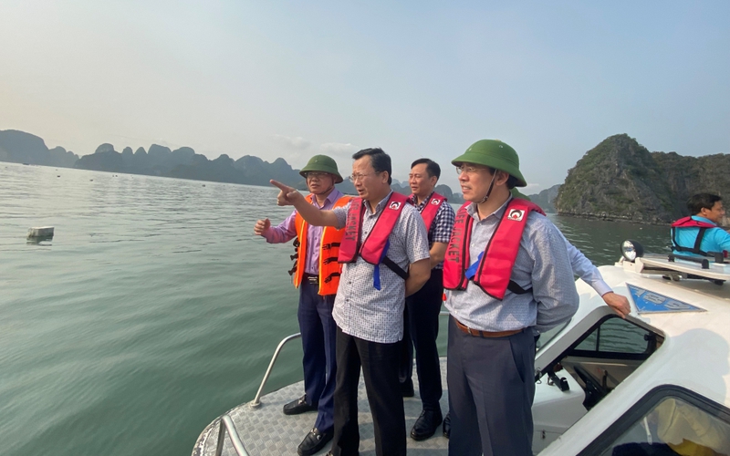 Quảng Ninh ra "tối hậu thư" yêu cầu thu gom phao xốp trôi nổi xong trước ngày 28/4