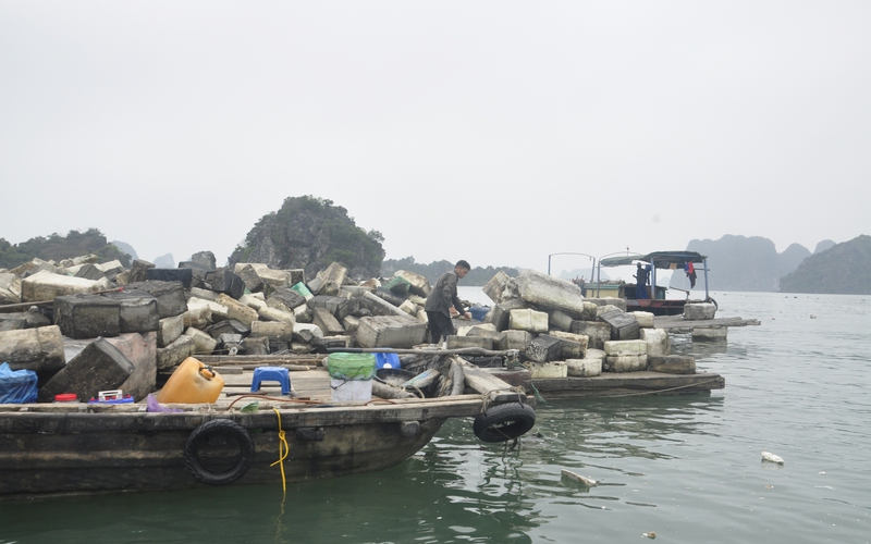 Quảng Ninh căng mình thu gom rác thải, phao xốp trôi nổi trên vịnh Hạ Long