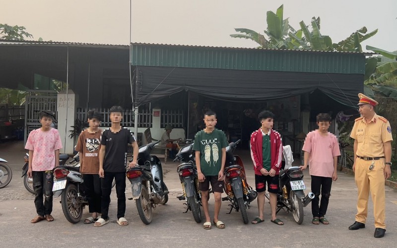 Vây bắt nhóm thanh niên "đầu trần", đi xe máy đánh võng trên đường gom cao tốc ở Quảng Ninh