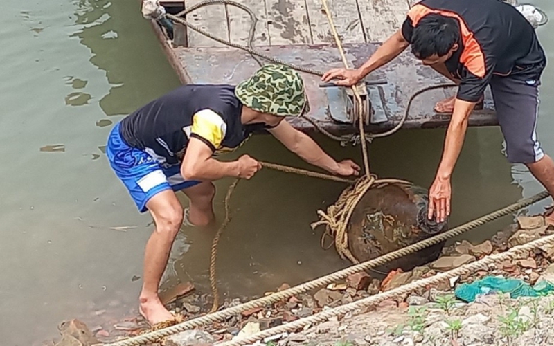 Phát hiện quả bom nặng khoảng nửa tấn ở sông Đuống -Hà Nội