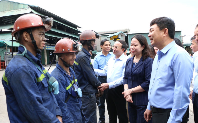 Phó Chủ tịch nước Võ Thị Ánh Xuân thăm hỏi, động viên công nhân ngành than tại Quảng Ninh