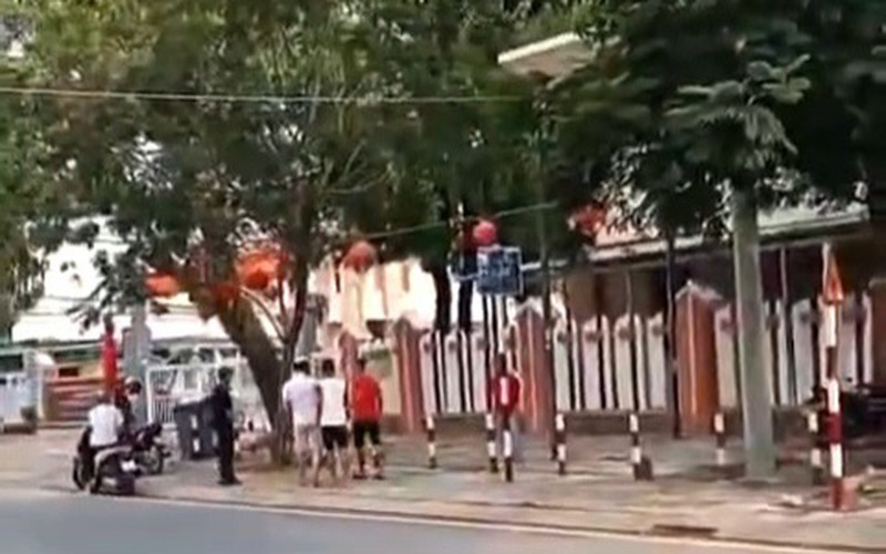 Phú Quốc: Xôn xao nhóm thanh niên cầm rựa đi vào trụ sở UBND xã