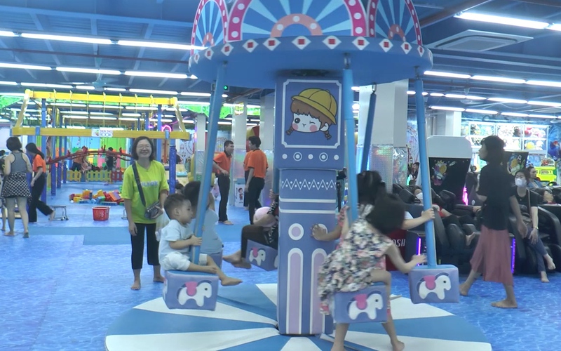 Video: Người dân Hà Nội đổ vào khu vui chơi trong nhà tránh nắng dịp nghỉ lễ