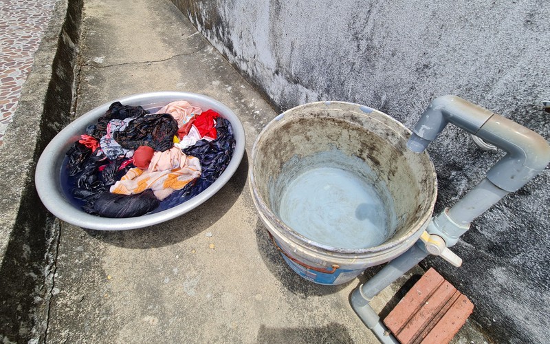 Quảng Nam: Nắng nóng như "đổ lửa", người dân Tam Kỳ hứng từng xô nước máy để dùng