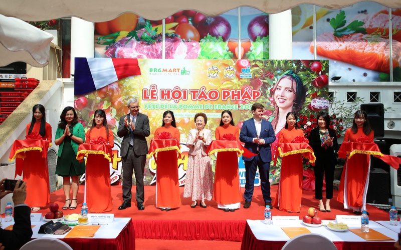 Rộn ràng mua sắm tại “Lễ hội táo Pháp 2023”