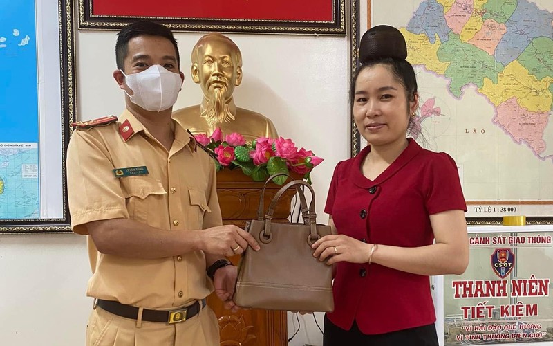 Thượng úy CSGT nhặt được túi xách trả lại người đánh rơi