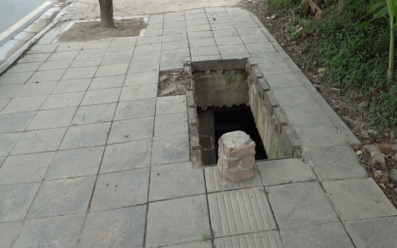 Clip: Hố ga cáp quang mất nắp sâu hút "giăng bẫy" người đi đường ở Hà Nội