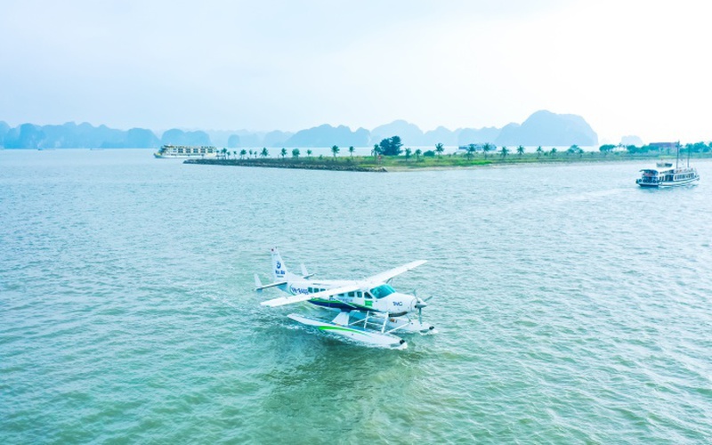 Du khách hào hứng trải nghiệm bay thuỷ phi cơ ngắm Vịnh Hạ Long