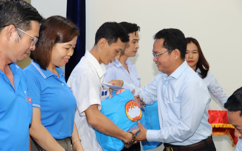 TP.HCM trao quà cho công nhân mất việc từ tiền hỗ trợ của gia đình ông Johnathan Hạnh Nguyễn