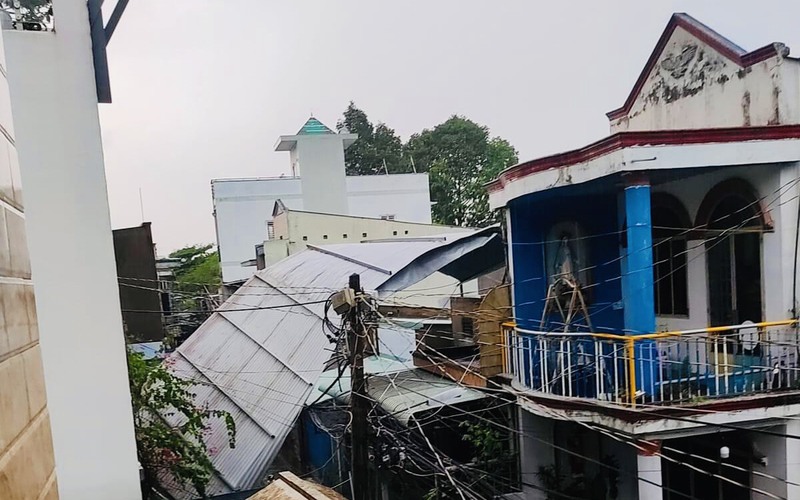 Biên Hòa có mưa đá sau nhiều ngày nắng nóng, nhiều nhà dân tốc mái