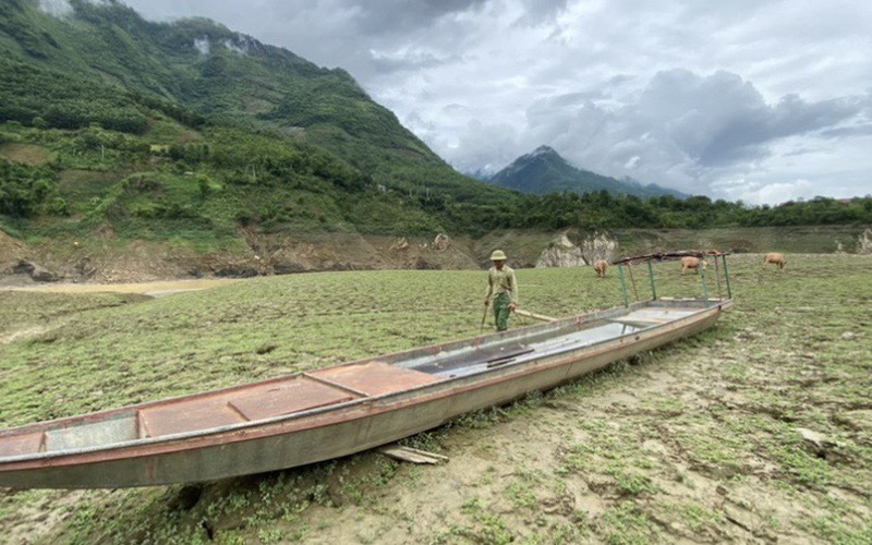 Lòng hồ cạn trơ đáy, nông dân Lai Châu thất thu từ đánh bắt thủy sản, cuộc sống khó khăn