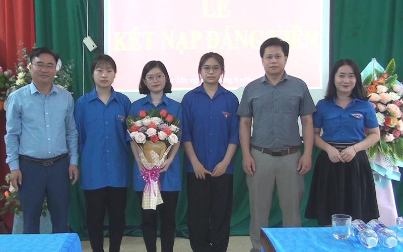 Sơn La: 3 học sinh THPT đầu tiên của huyện Bắc Yên được kết nạp Đảng