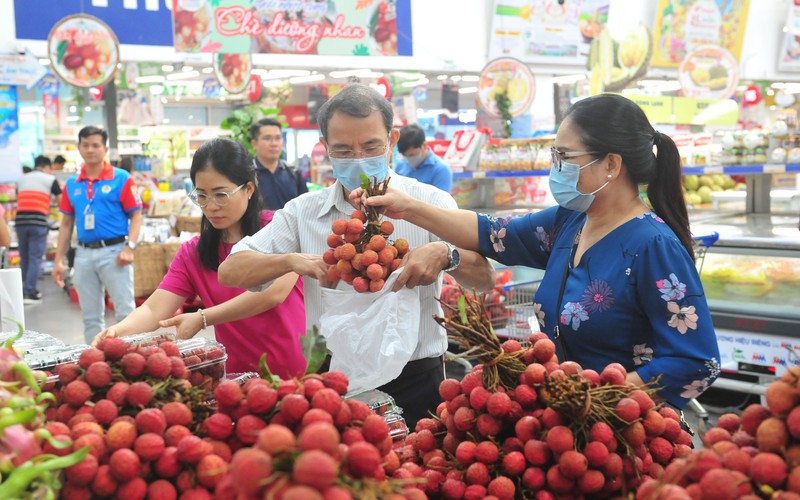 Vải thiều xịn tràn ngập siêu thị, dân Sài Gòn thoải mái thưởng thức với giá chỉ hơn 20.000 đồng/kg