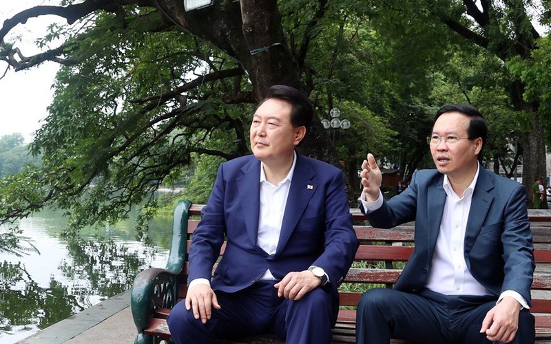 Chủ tịch nước và Tổng thống Hàn Quốc tham quan danh thắng hồ Hoàn Kiếm