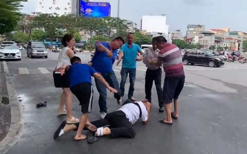 Phóng viên Đài truyền hình Hà Nội bị hành hung giữa Thủ đô