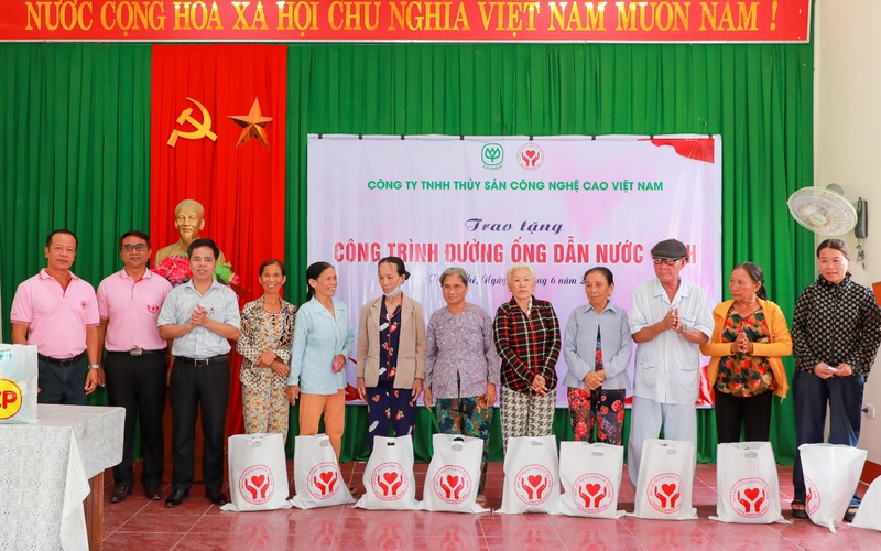 Bàn giao “công trình đường ống dẫn nước sạch” cho bà con thôn Thâm Khê, xã Hải Khê, huyện Hải Lăng, tỉnh Quảng Trị