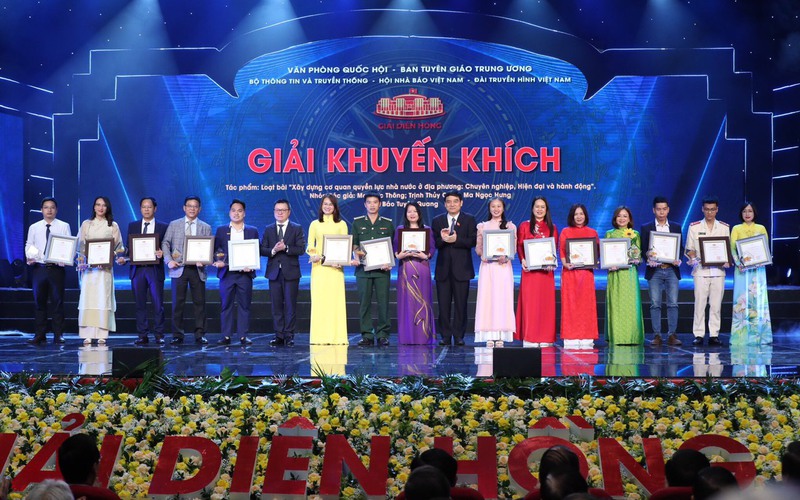 Giải Báo chí toàn quốc về Quốc hội và Hội đồng nhân dân (Giải Diên Hồng) lần đầu tiên được trao cho 67 tác phẩm