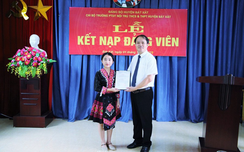 Nữ học sinh người Mông đầu tiên ở vùng quê nghèo Lào Cai được kết nạp Đảng sau khi hoàn thành kỳ thi THPT