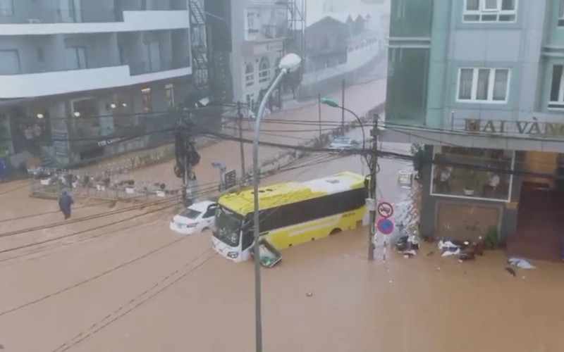 Đà Lạt lại ngập cục bộ nhiều tuyến đường sau mưa lớn
