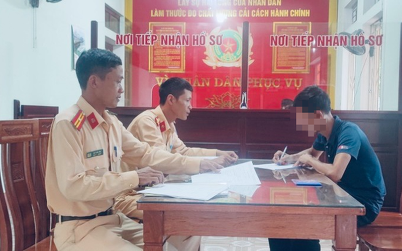 Phạt 5 triệu đồng, tước giấy phép lái xe với tài xế xe khách Dũng Hoa chạy ngược chiều trên quốc lộ 1A