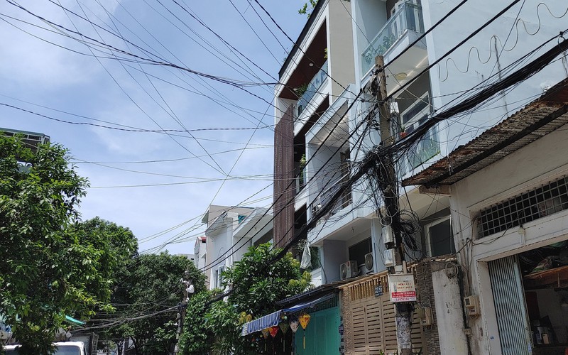 Dây điện chằng chịt sát nhà dân ở TP.HCM, tiềm ẩn nhiều nguy cơ gây thương vong 