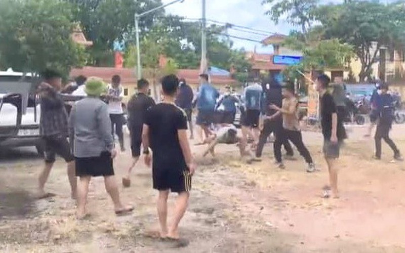Quảng Bình: Khởi tố vụ 25 đối tượng đi ô tô, vác dao, tuýp lao vào đánh, chém nhau