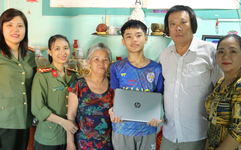 Báo Dân Việt trao tặng máy tính xách tay cho học sinh nghèo mồ côi ở Ninh Thuận