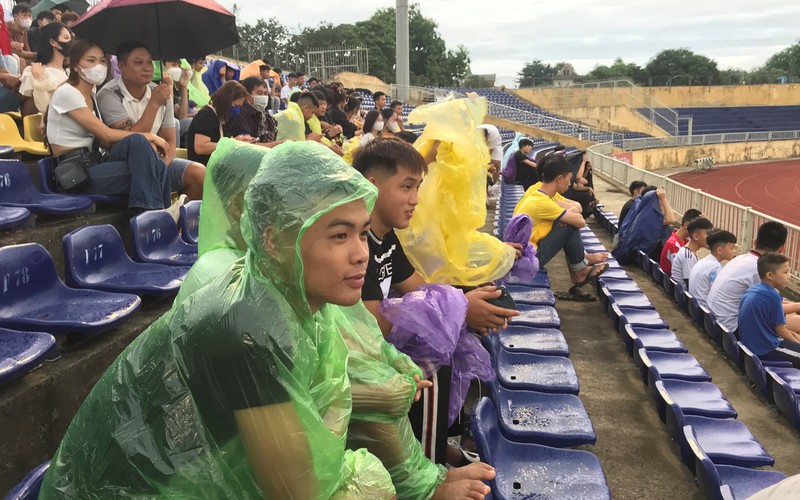 Khán giả đội mưa đến sân Vinh chứng kiến SLNA hạ gục HAGL