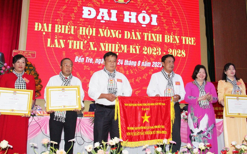 Phó Chủ tịch TƯ Hội NDVN, Phó Bí thư Tỉnh ủy Bến Tre dự, chỉ đạo Đại hội Hội Nông dân Bến Tre