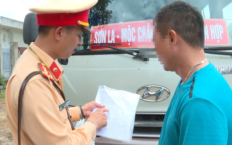 Hàng trăm xe khách, xe hợp đồng liên tiếp bị CSGT Sơn La “tuýt còi” xử lý vi phạm