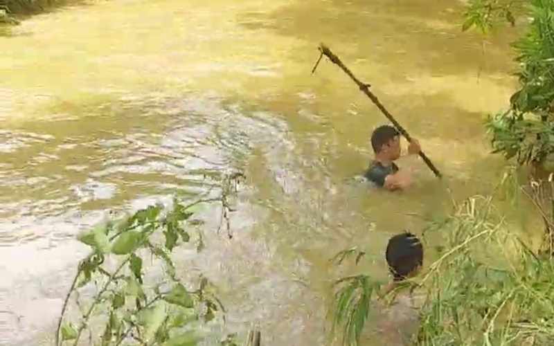Lào Cai: Tìm thấy thi thể bé trai 2 tuổi trượt chân ngã xuống suối