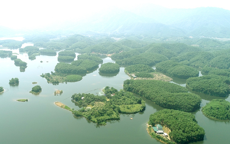 Ở Phú Thọ có một đầm nước rộng 410ha cách Hà Nội không xa, có 41 hòn đảo tựa như vịnh Hạ Long