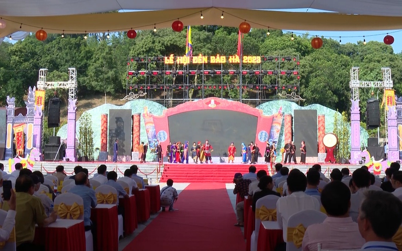 Hàng nghìn lượt du khách đổ về Lễ hội đền Bảo Hà 2023