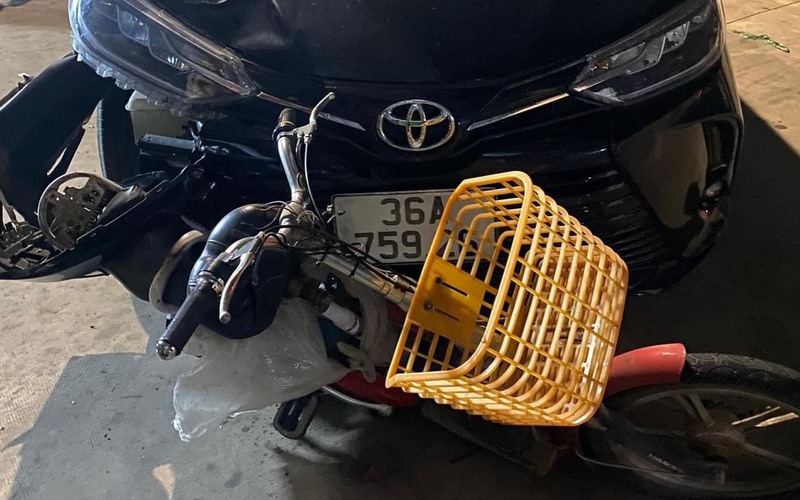 Tài xế ô tô có nồng độ cồn cao, tông tử vong người phụ nữ đi xe đạp điện, kéo lê phương tiện trên phố