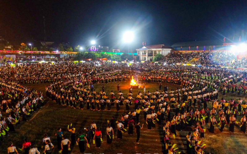 Lai Châu: Hơn 2000 người tham gia vòng xòe “Lung linh sắc màu Tây Bắc”