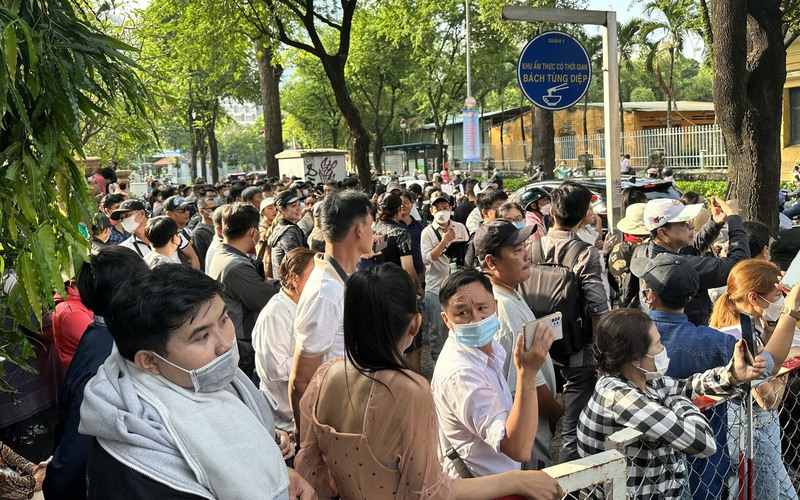 CEO Nguyễn Phương Hằng cùng 4 đồng phạm chính thức hầu tòa, hàng trăm người dân theo dõi bên ngoài