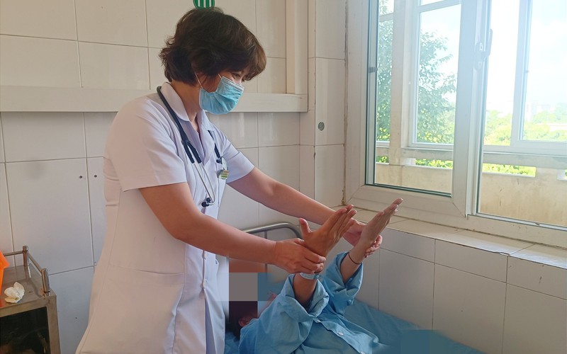 Hít 100 quả bóng cười mỗi ngày, cô gái 19 tuổi bị tổn thương tủy nặng