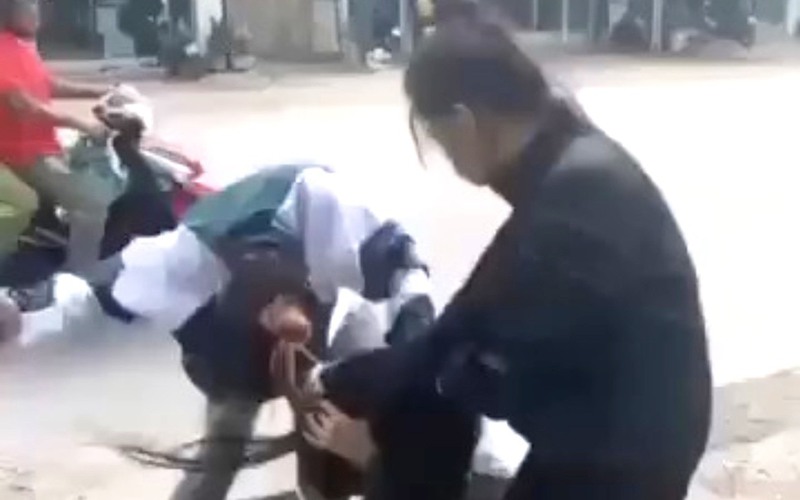 Quảng Bình: Nữ sinh lớp 10 bị đánh hội đồng ngay cạnh trường học